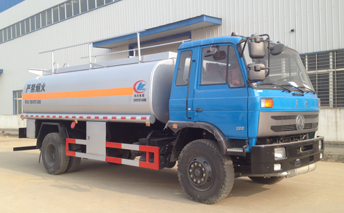 18方東風(fēng)153型運(yùn)油車