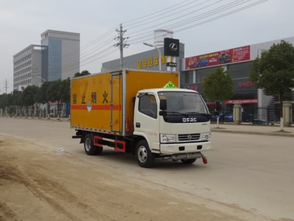 黃牌 東風(fēng)4.1米廢電池危險品運輸車 